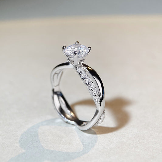 1 Karat Classic Four-claw Ring Winding Twisted Arm Moissanite